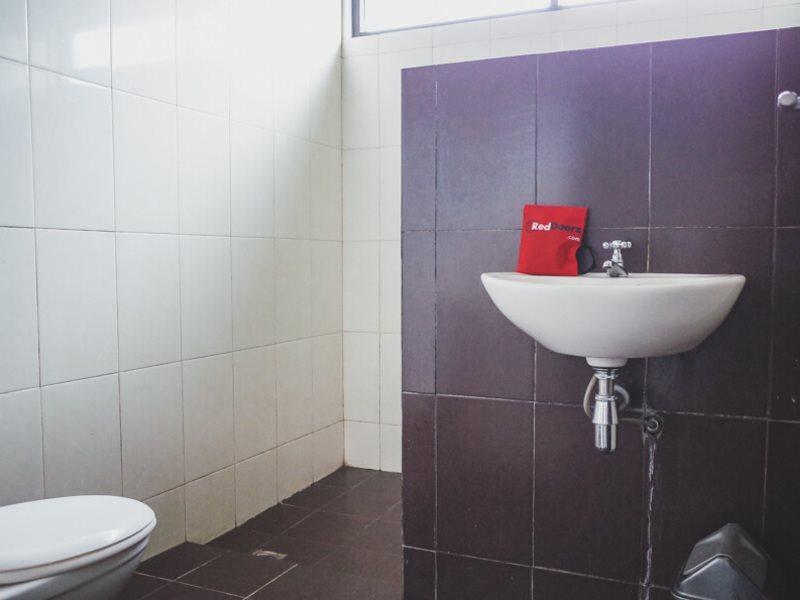 Reddoorz Near Taman Kota Lapang Merdeka סוקאבומי מראה חיצוני תמונה