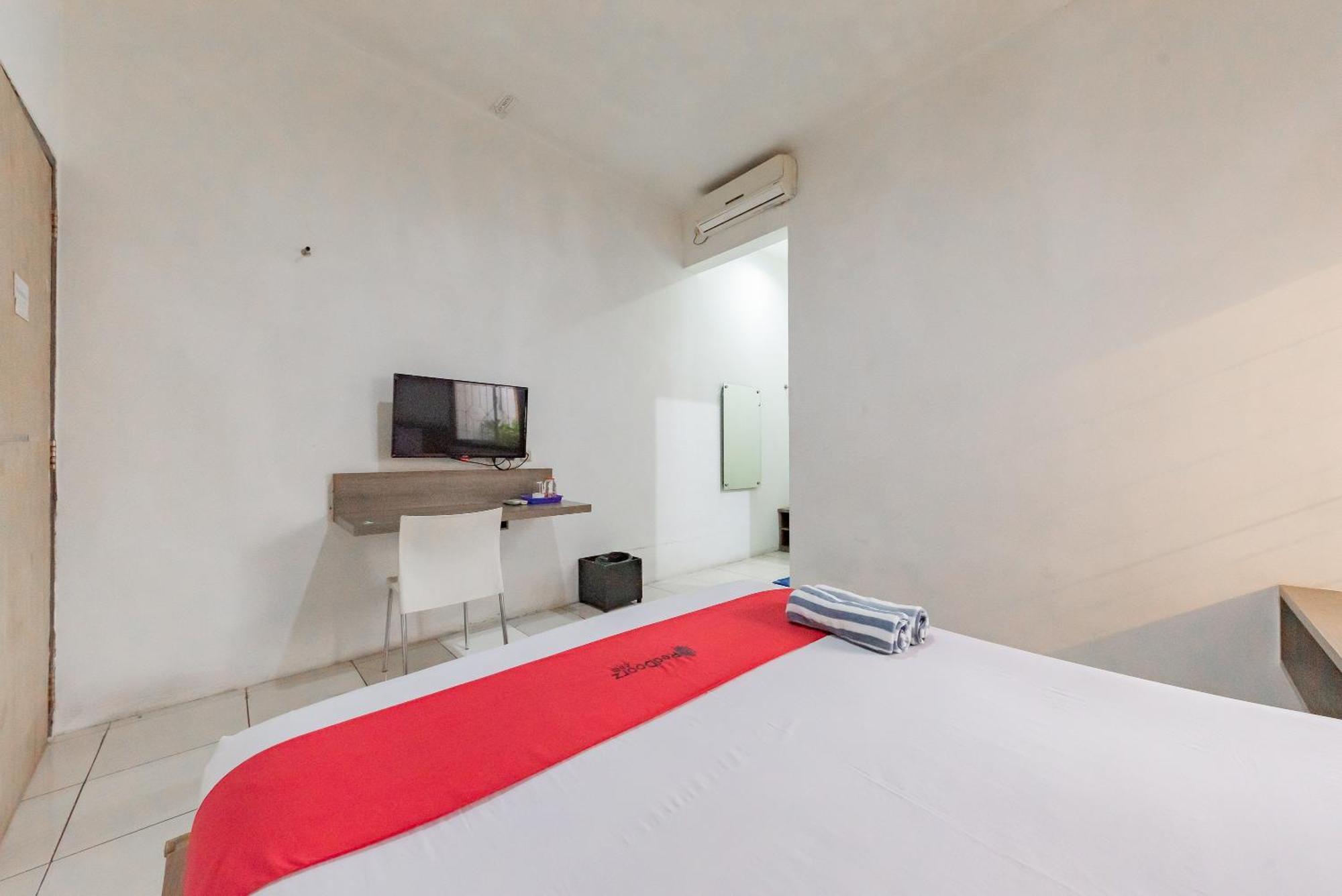 Reddoorz Near Taman Kota Lapang Merdeka סוקאבומי מראה חיצוני תמונה