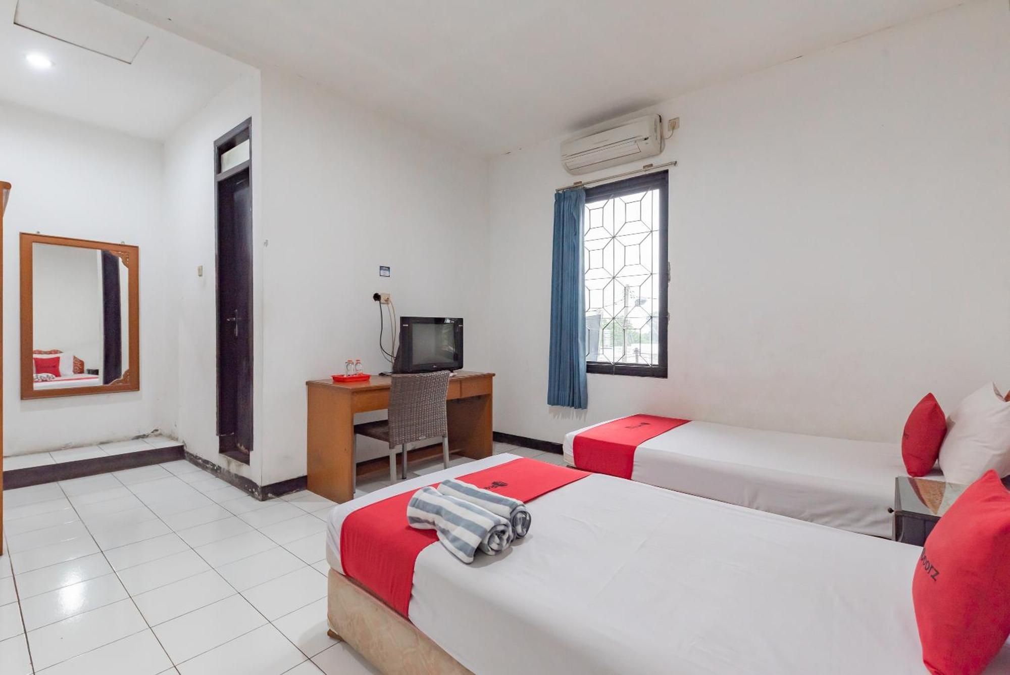 Reddoorz Near Taman Kota Lapang Merdeka סוקאבומי מראה חיצוני תמונה