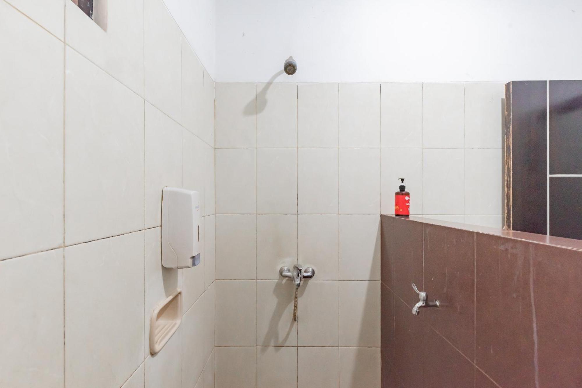 Reddoorz Near Taman Kota Lapang Merdeka סוקאבומי מראה חיצוני תמונה