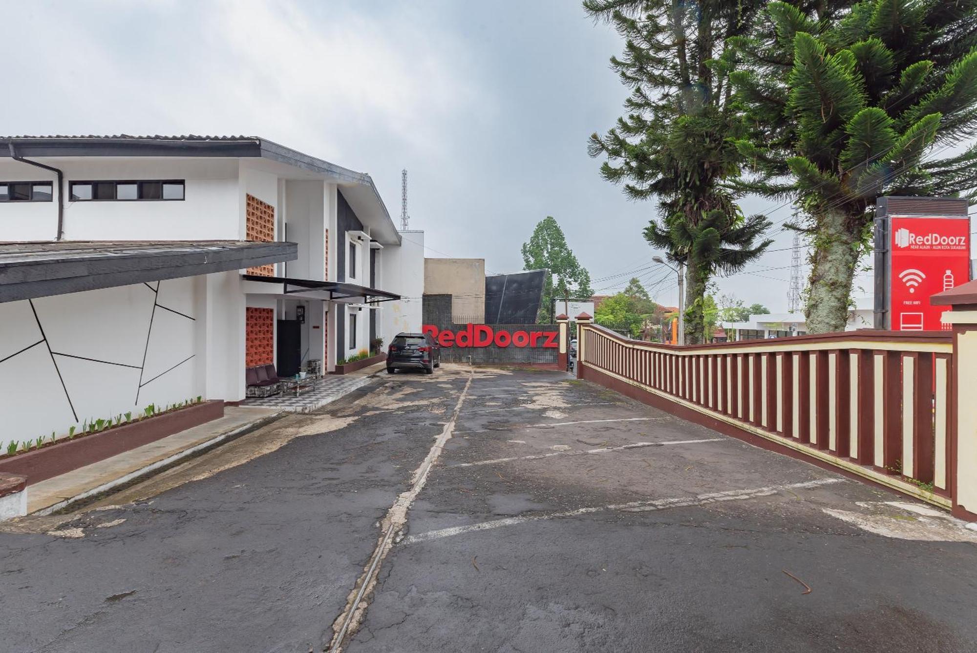 Reddoorz Near Taman Kota Lapang Merdeka סוקאבומי מראה חיצוני תמונה