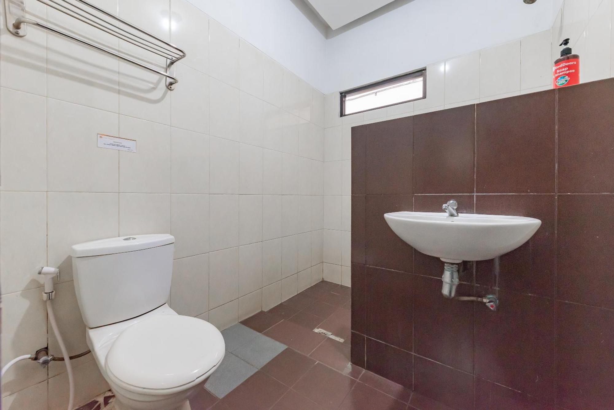 Reddoorz Near Taman Kota Lapang Merdeka סוקאבומי מראה חיצוני תמונה